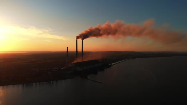 Vista aerea drone: alte tubazioni camino con fumo sporco dalla centrale elettrica di carbone. Produzione di energia elettrica con combustibili fossili. — Video Stock