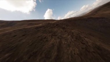 FPV insansız hava aracı görüntüleri: Düzleştirilmiş Sinek Highland Gölü etrafındaki Rocky Tepesi boyunca uçuyor.
