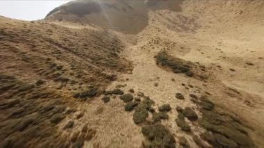 FPV insansız hava aracı görüntüleri: Düzleştirilmiş Sinek Highland Gölü etrafındaki Rocky Tepesi boyunca uçuyor.