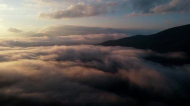 Hava Görünümü: Güneşin Üzerinde Uçan Bulutlar Dağlarda Yükseliyor.