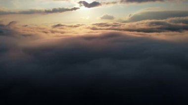 Hava Çekimi: Sabah Saati 'nde İnanılmaz Yumuşak Bulutların Üzerinde Uçmak.