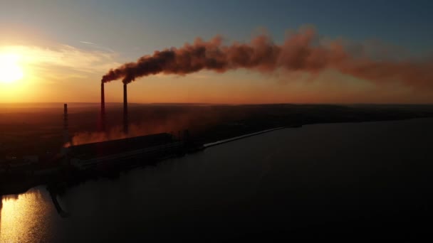 Vue Aérienne Par Drone : Tuyaux De Cheminée Hauts avec de la fumée de saleté de la Centrale à Charbon. Production d'électricité à partir de combustibles fossiles. — Video