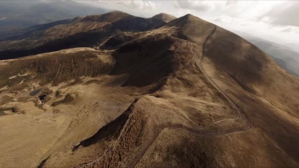 FPV Drone film: Smidig stabiliserad Flyga längs Mountain Rocky Hill runt Highland Lake. — Stockvideo