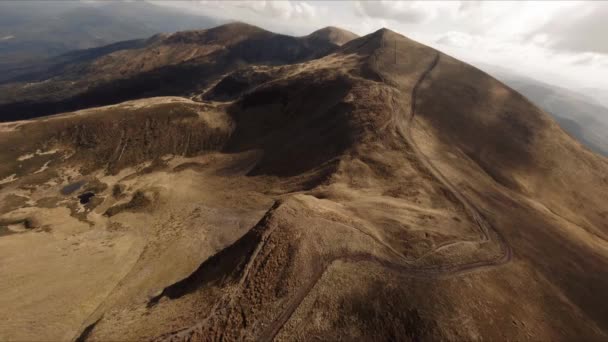 Imágenes del dron FPV: Vuelo estabilizado suave a lo largo de Mountain Rocky Hill alrededor de Highland Lake. — Vídeos de Stock