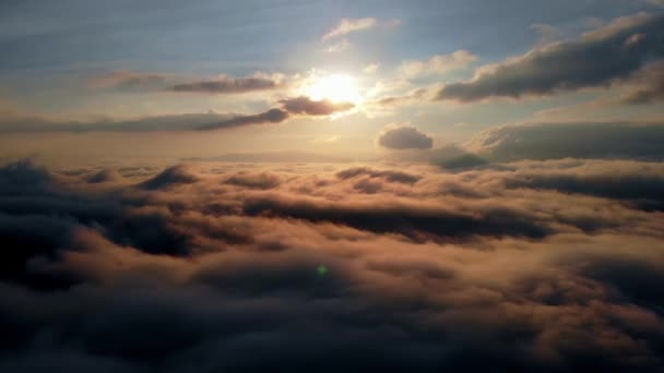 Tiro aéreo: Voando acima de incríveis nuvens fofas no horário da manhã. — Vídeo de Stock