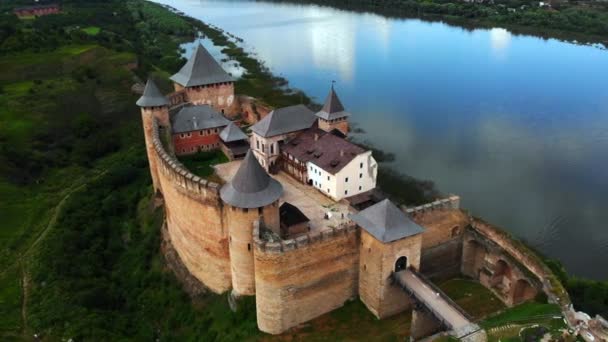 Légi kilátás középkori erőd Khotyn. — Stock videók
