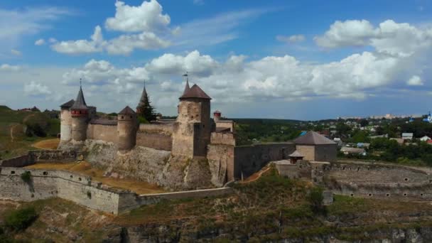 Vista aérea del castillo fortaleza medieval en la histórica ciudad de Kamianets-Podilskyi, Ucrania. — Vídeo de stock