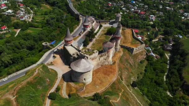 Воздушный беспилотник Вид на Замок Средней Крепости в историческом городе Каменец-Подольский, Украина. — стоковое видео