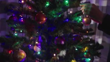 Slow Motion: Genç Kafkas Kız Elleri Yeni Yıl Ağacı 'na Noel süsleri koydu.