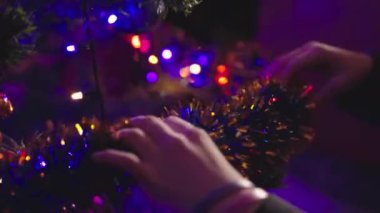 Slow Motion: Genç Kafkas Kız Elleri Yeni Yıl Ağacı 'na Noel süsleri koydu.