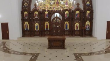 Kilisenin İçinde Hava Aracı Uçuşu.