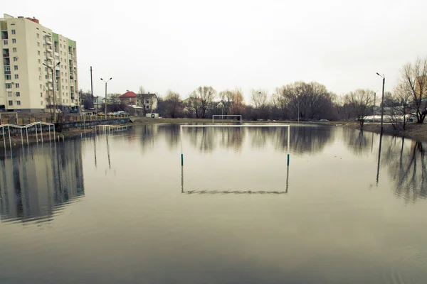 Mahvolmuş Futbol Sahası Şiddetli Yağmurdan Sonra Suyun Altında Boğuldu.