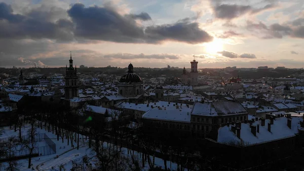 Eski Şehir Lviv 'in kiliseler ve katedrallerle karla kaplı havadan çekilmiş görüntüleri. Kış gün batımı.