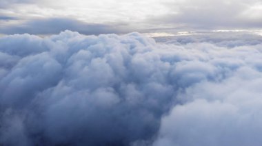 Uçan İHA Mavi ve Beyaz Bulutların Üzerinde Uçuyor. Bulutlu Sonbahar Hava Durumu.