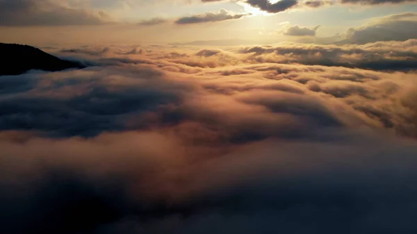 Воздушный Кадр Над Удивительными Пушистыми Облаками Утреннее Время Восход Солнца — стоковое фото