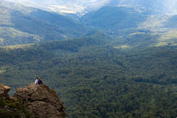 Rock Peak 'te Mountain View seyreden çift. İnanılmaz Dağ Manzarası.