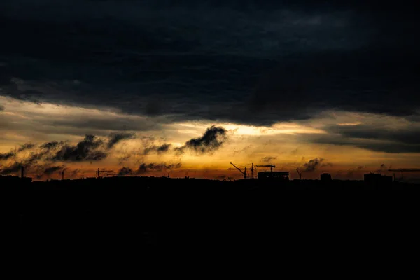 Magiczne Krajobrazy Przemysłowe Suwnice Budowlane Budynki Zachodzie Słońca Pod Chmurami — Zdjęcie stockowe