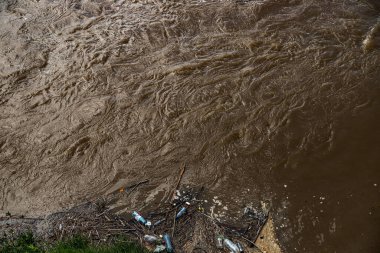 Kirli nehirde çöp..