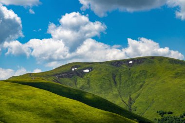 Mavi Gökteki Beyaz Bulutlu Yeşil Yaz Dağları Tepeleri.