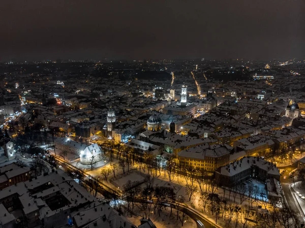 Eski Şehir Lviv 'in kiliseler ve katedrallerle karla kaplı havadan çekilmiş görüntüleri. Kış gün batımı.