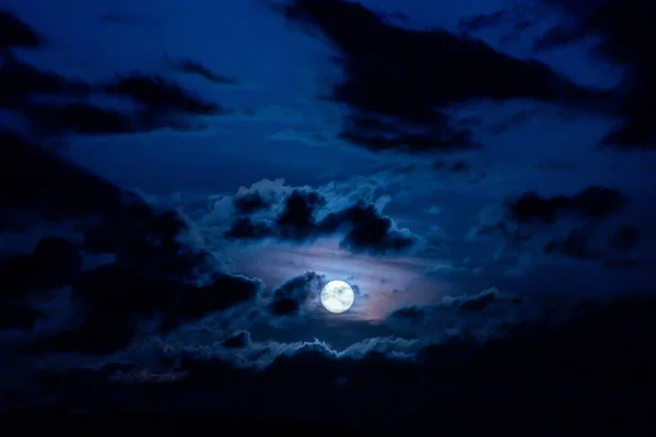 Луна Между Ночными Облаками — стоковое фото