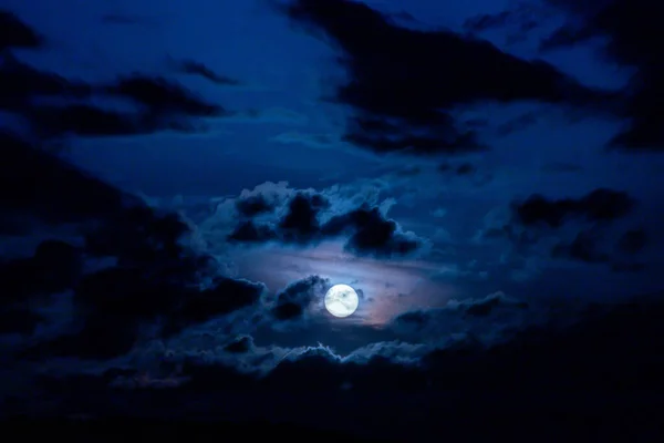 Gece Bulutları Arasındaki Ay.