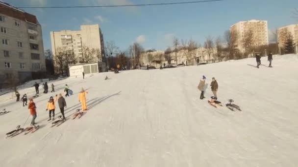 Lviv ウクライナ 2022 Fpvドローン映画撮影 スライドをそり幸せな遊び心のある子供たち 晴れた日 — ストック動画