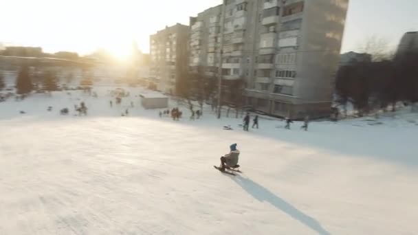 Fpvドローン シネマティック ショット スライドを滑り降りる幸せな遊び心のある子供たち 晴れた日 — ストック動画
