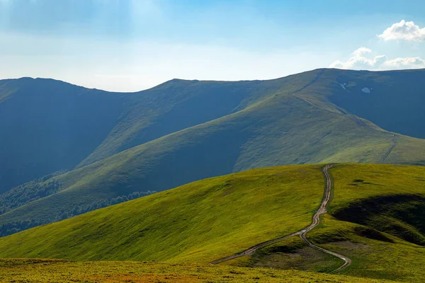 Зеленые Холмы Заброшенных Гор Летнее Время — стоковое фото