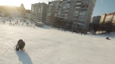 Lviv, Ukrayna - 01.20.2022: FPV Drone Sinematik Çekim: Mutlu çocuklar kaydırak kayarak kayıyor