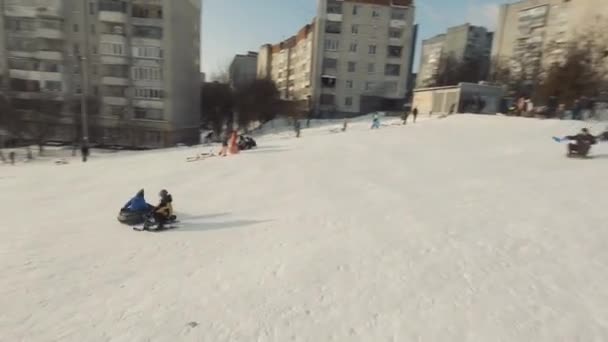 Lviv ウクライナ 2022 Fpvドローン映画撮影 スライドをそり幸せな遊び心のある子供たち — ストック動画