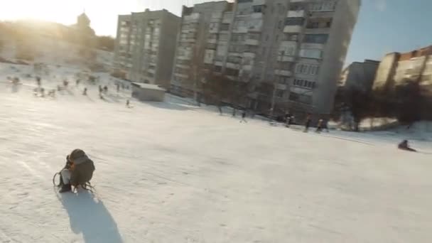 Lviv ウクライナ 2022 Fpvドローン映画撮影 スライドをそり幸せな遊び心のある子供たち — ストック動画