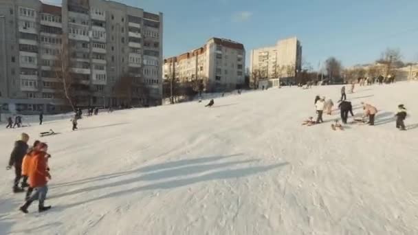 Lviv ウクライナ 2022 Fpvドローン映画撮影 スライドをそり幸せな遊び心のある子供たち — ストック動画