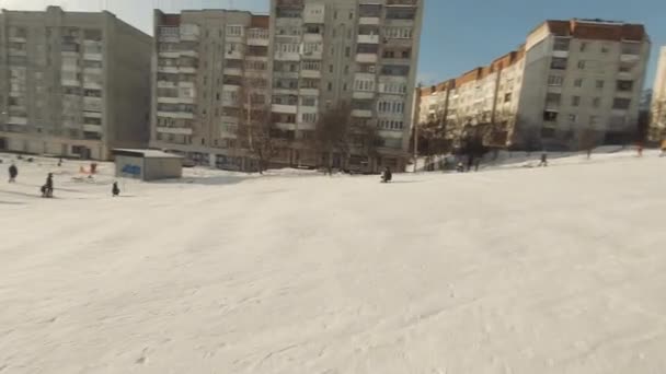 Fpv Drone Cinematic Shot Glada Lekfulla Barn Pulka Nedför Rutschkanan — Stockvideo