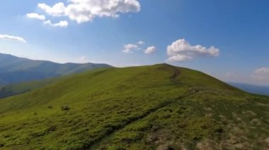 Yeşil tepe dağları üzerinde hava uçuşu. FPV Dinamik İHA görüntüsü