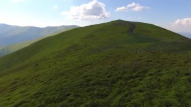 Yeşil tepe dağları üzerinde hava uçuşu. FPV Dinamik İHA görüntüsü