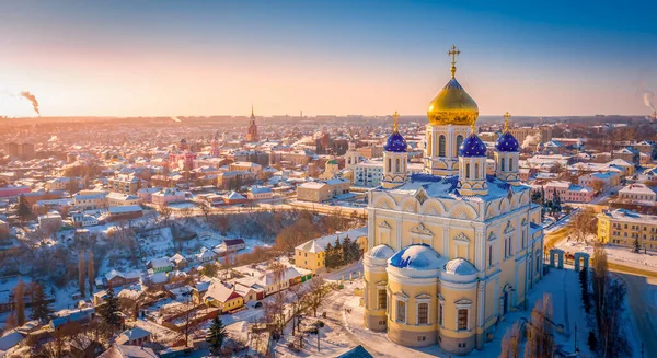 Yelets şehrinin ana katedrali olan Yükseliş Katedrali, bir kış akşamı gün batımında antik Rus şehrinin üzerinde yükselir.
