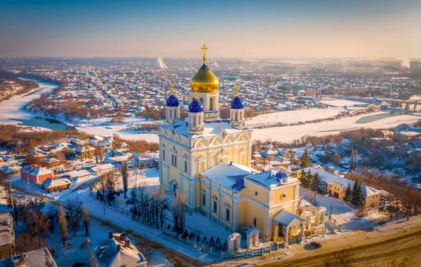 叶利钦市的主要主教座堂 即阿森松主教座堂 在冬日的傍晚时分耸立在俄罗斯古城之上 免版税图库照片