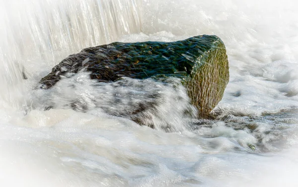 Strumienie Wody Pękają Kamieniu Leżącym Dnie — Zdjęcie stockowe