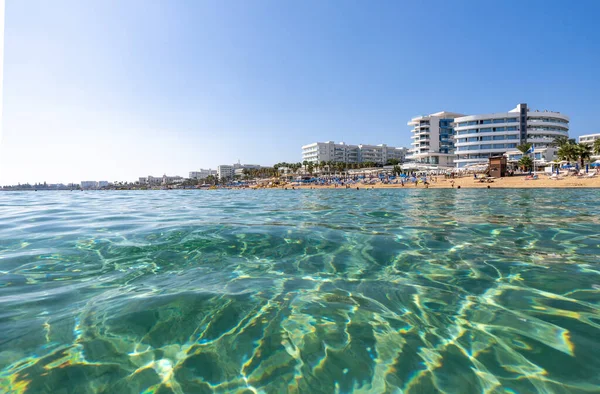 Kıbrıs 'ın güneşli Protaras plajında Akdeniz' in berrak suları