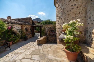 Aziz Thekla kilisesinin avlu manastırı.