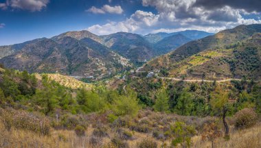 Kıbrıs 'ın Troodos sıradağlarındaki Oikos dağ köyü