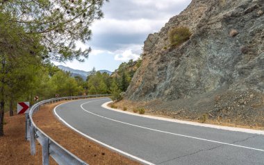 Kıbrıs 'ın Troodos dağ sırasından geçen Serpentine yolu