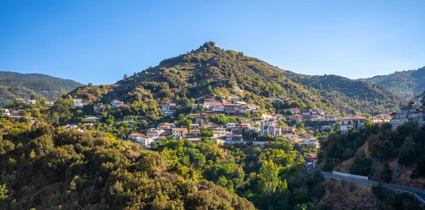 Kıbrıs 'taki Kalopanaiotis dağ köyünün panoraması