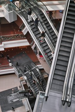 Alışveriş Merkezi içinde yürüyen merdiven