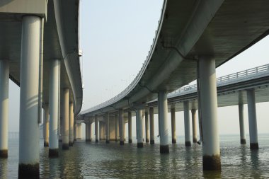 Deniz üzerine köprü