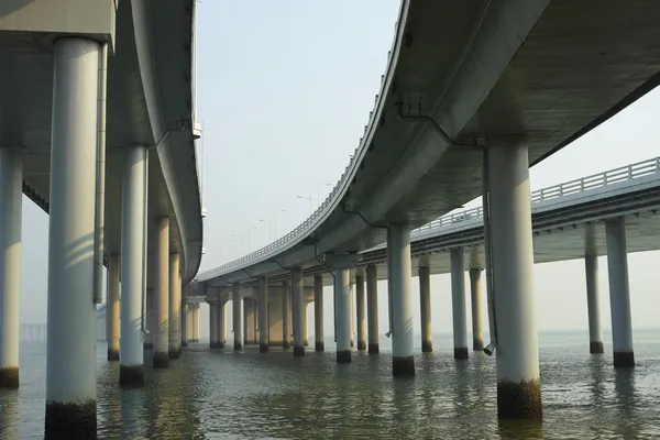 Deniz üzerine köprü