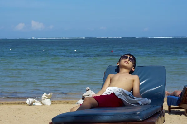 Chłopiec na tropikalnej plaży — Zdjęcie stockowe