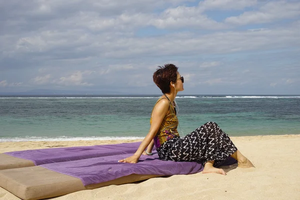 Kobieta opalająca się na plaży — Zdjęcie stockowe