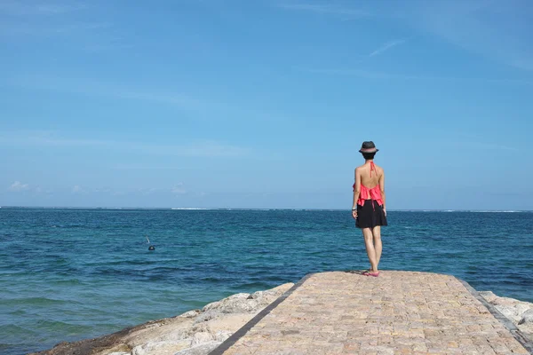 Beauty standing on beach — Stock Photo, Image